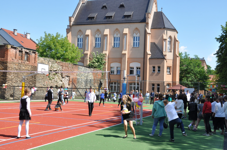 Oficjalne oddanie do użytku nowego obiektu zbiegło się z uroczyście obchodzonym co roku w Specjalnym Ośrodku Szkolno-Wychowawczym(SOSW) „Dniem dziecka”, który jest jednocześnie „Świętem szkoły”