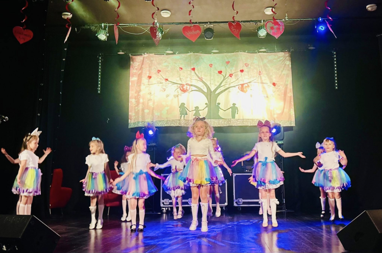 Występ przedszkolaków z okazji Dnia Mamy i Taty w Ziębickim Centrum Kultury