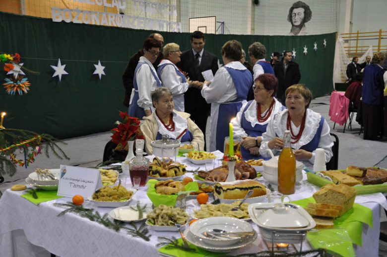 Przegląd Tradycji i Zwyczajów Bożonarodzeniowych 