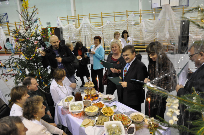 Przegląd Tradycji i Zwyczajów Bożonarodzeniowych 