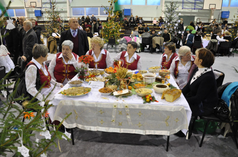 Przegląd Tradycji i Zwyczajów Bożonarodzeniowych 