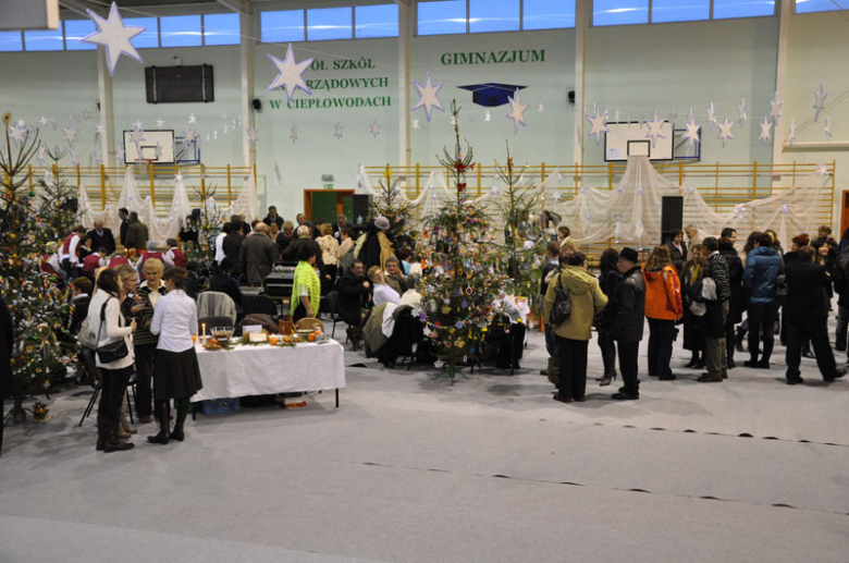 Przegląd Tradycji i Zwyczajów Bożonarodzeniowych 