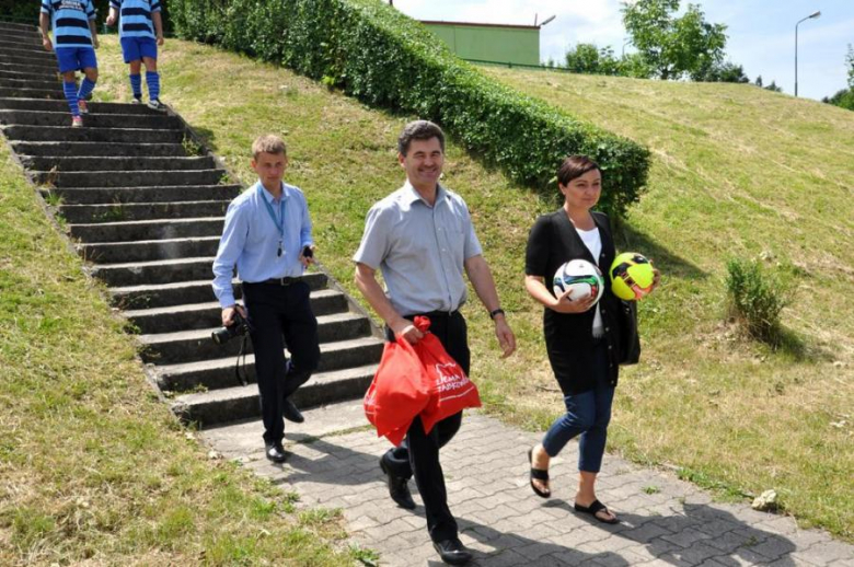 Piłkarze Orła w cuglach wywalczyli awans do ligi dolnośląskiej i odebrali zasłużone gratulacje