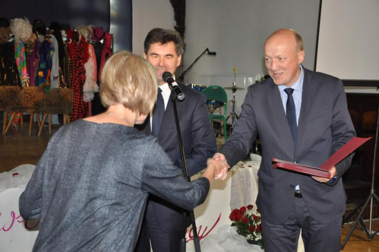Nauczyciele i dyrektorzy placówek otrzymali nagrody za pracę i poświęcenie w wychowaniu młodego pokolenia Polaków
