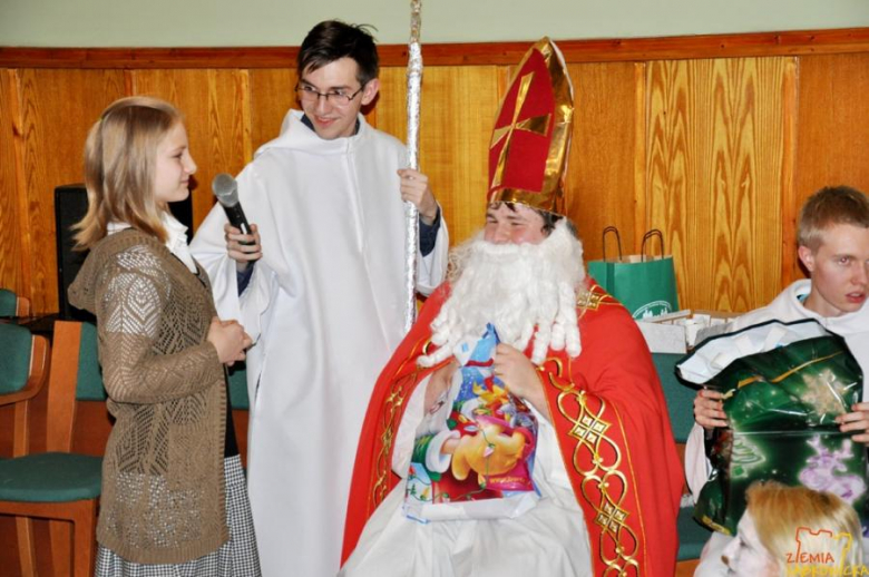 Spotkanie rodzin zastępczych ze św. Mikołajem w ząbkowickim starostwie