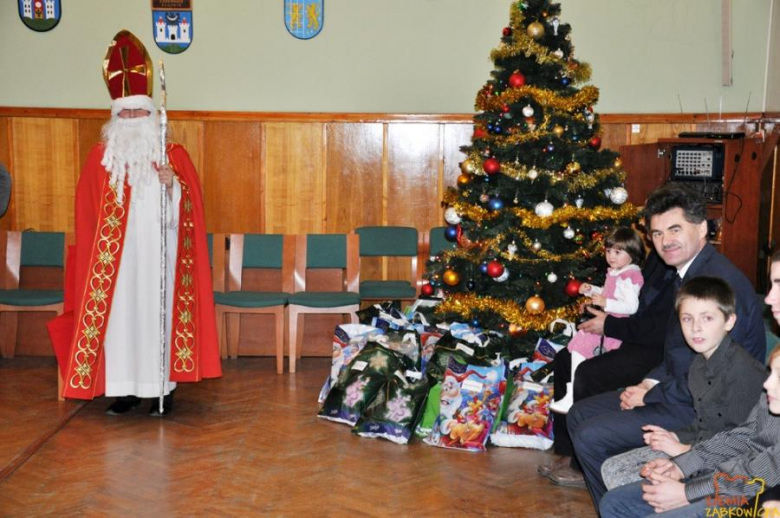 Spotkanie rodzin zastępczych ze św. Mikołajem w ząbkowickim starostwie