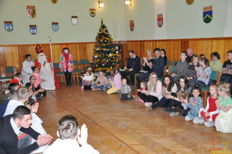 Spotkanie rodzin zastępczych ze św. Mikołajem w ząbkowickim starostwie