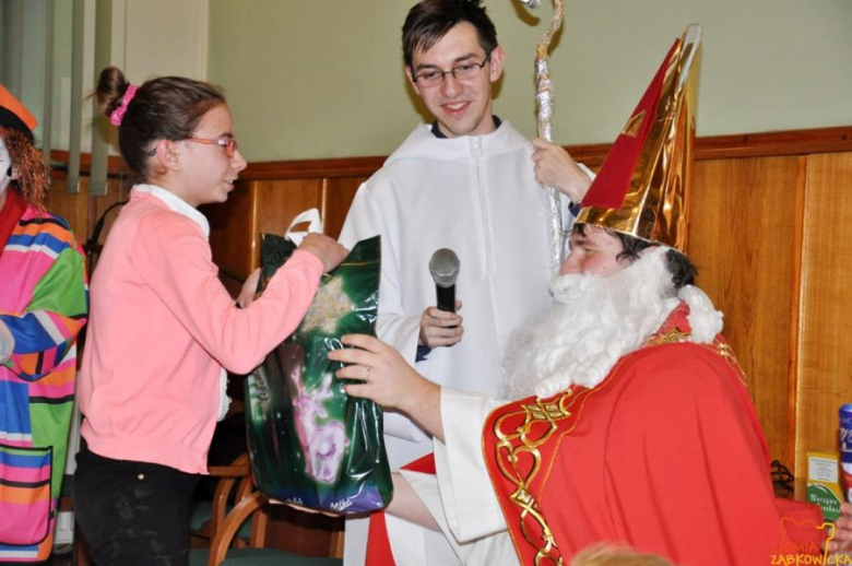 Spotkanie rodzin zastępczych ze św. Mikołajem w ząbkowickim starostwie