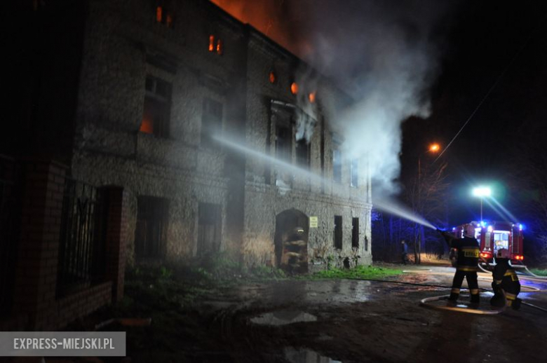 Pożar budynku po byłym młynie w Bardzie