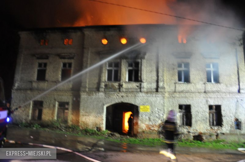 Pożar budynku po byłym młynie w Bardzie