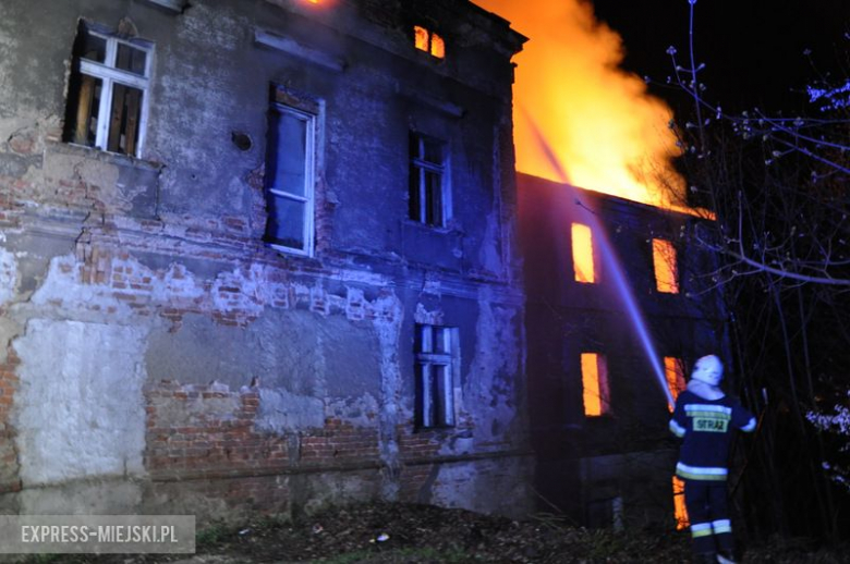 Pożar budynku po byłym młynie w Bardzie