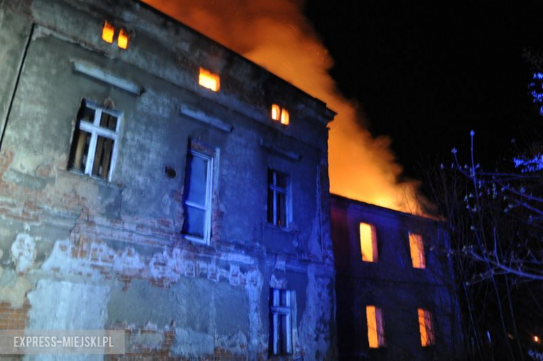 Pożar budynku po byłym młynie w Bardzie