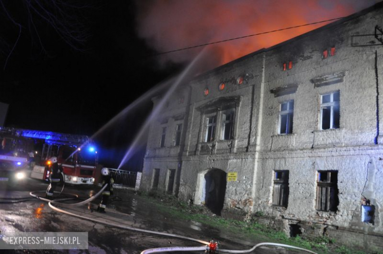 Pożar budynku po byłym młynie w Bardzie