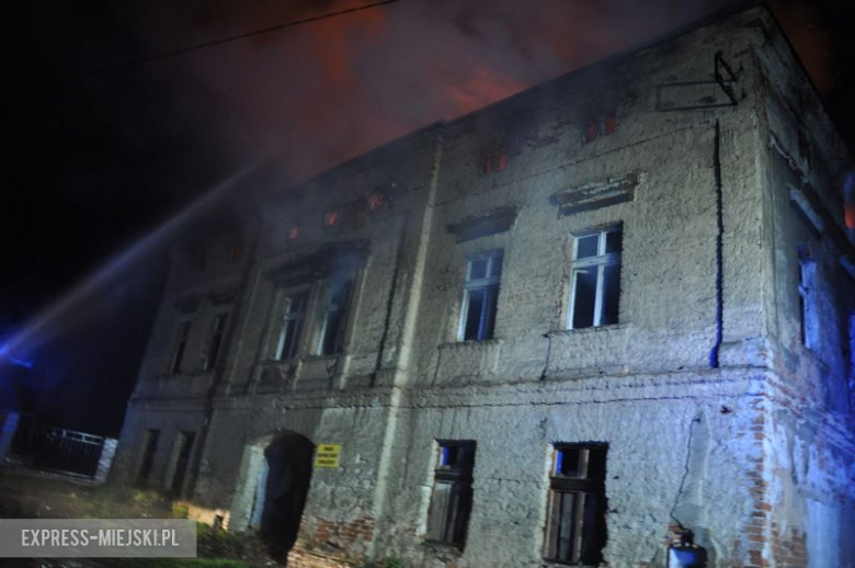 Pożar budynku po byłym młynie w Bardzie