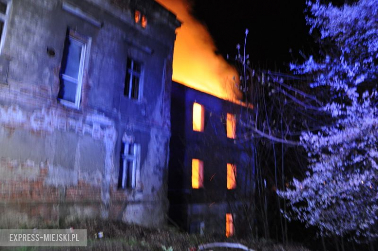 Pożar budynku po byłym młynie w Bardzie