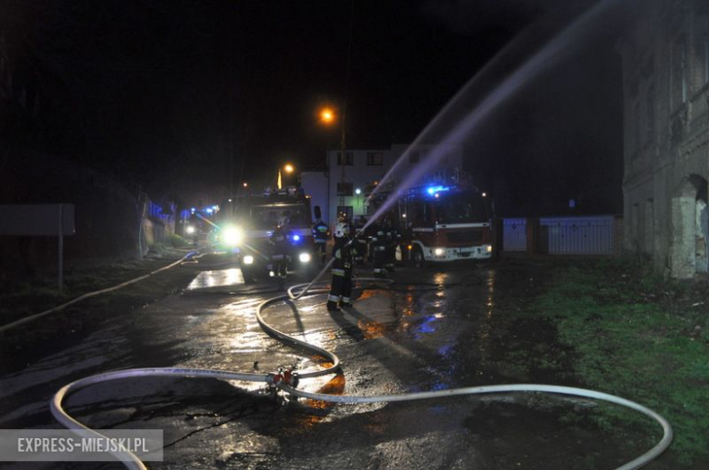 Pożar budynku po byłym młynie w Bardzie