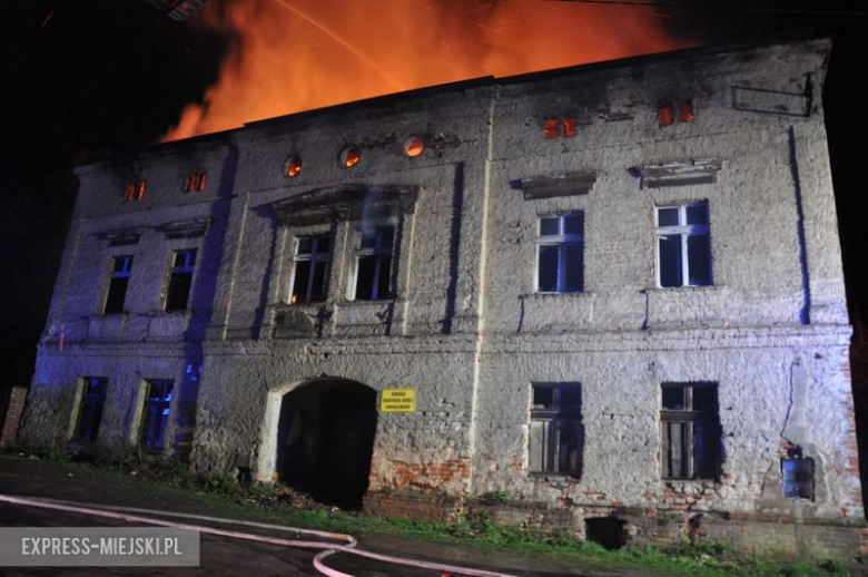 Pożar budynku po byłym młynie w Bardzie