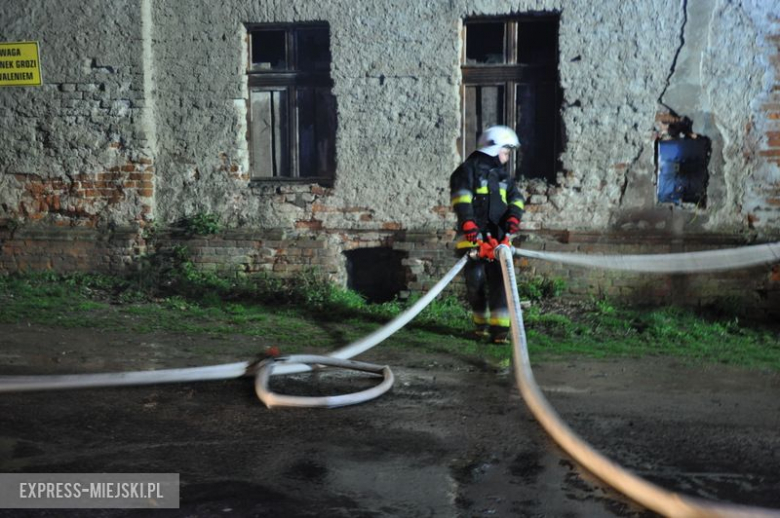 Pożar budynku po byłym młynie w Bardzie