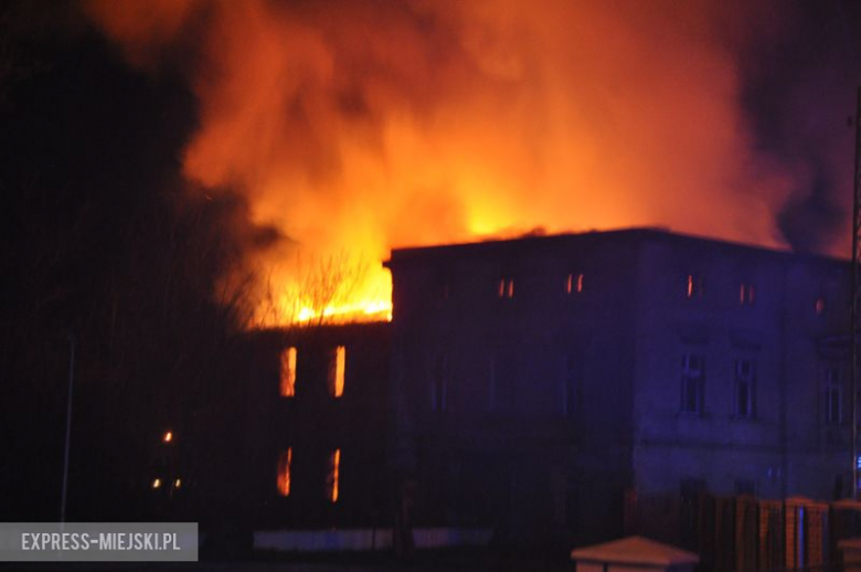 Pożar budynku po byłym młynie w Bardzie