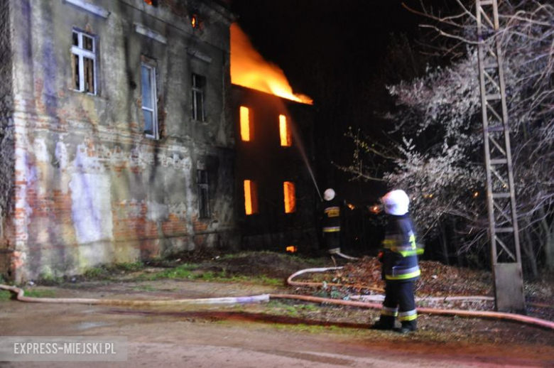 Pożar budynku po byłym młynie w Bardzie