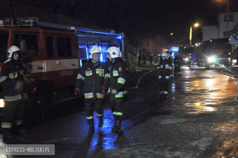 Pożar budynku po byłym młynie w Bardzie