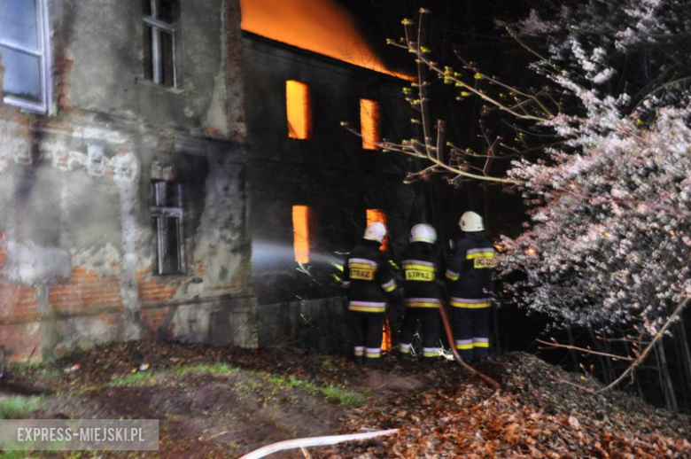 Pożar budynku po byłym młynie w Bardzie