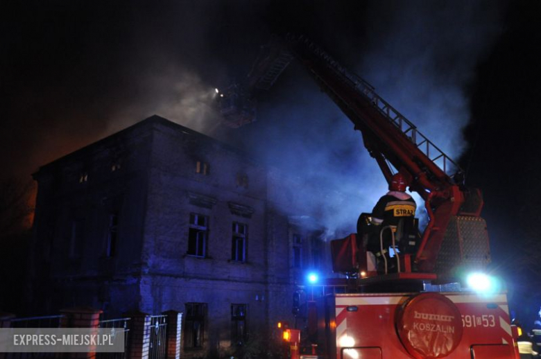 Pożar budynku po byłym młynie w Bardzie