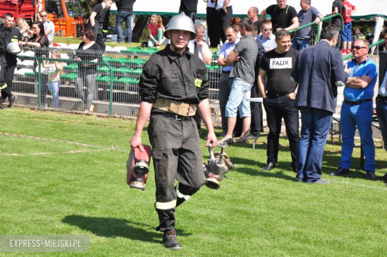 Strażacy z Braszowic okazali się najlepsi w zawodach sportowo-pożarniczych zorganizowanych na boisku w Stolcu