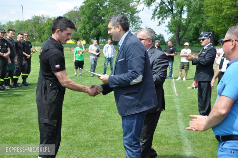 Strażacy z Braszowic okazali się najlepsi w zawodach sportowo-pożarniczych zorganizowanych na boisku w Stolcu