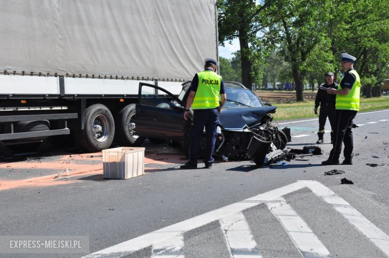 Zderzenie dwóch osobówek i samochodu ciężarowego na krajowej ósemce