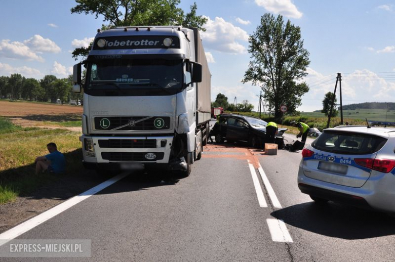 Zderzenie dwóch osobówek i samochodu ciężarowego na krajowej ósemce