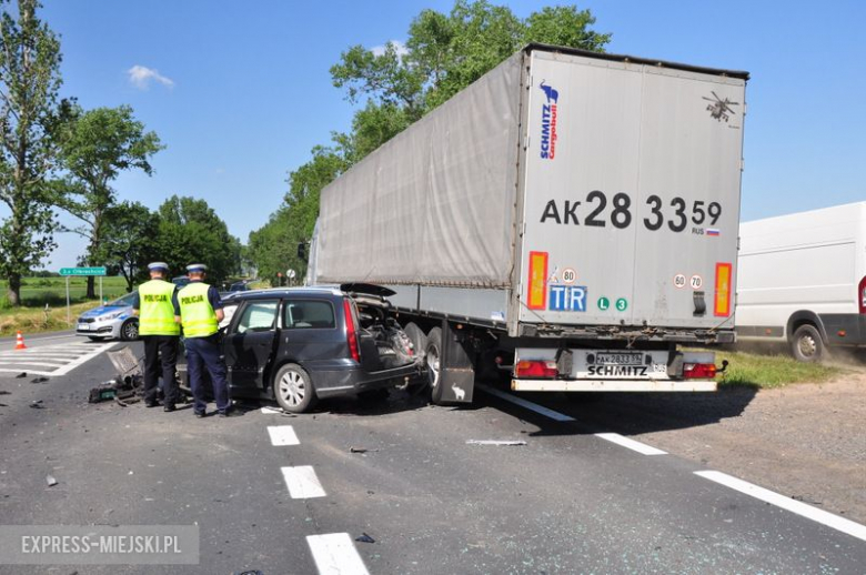 Zderzenie dwóch osobówek i samochodu ciężarowego na krajowej ósemce