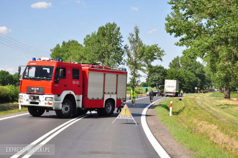 Zderzenie dwóch osobówek i samochodu ciężarowego na krajowej ósemce