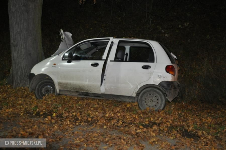 Laski: Zjechał z drogi i uderzył w drzewo