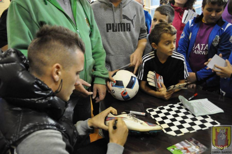 Piotr Zieliński spotkał się z młodymi piłkarzami Unii Bardo