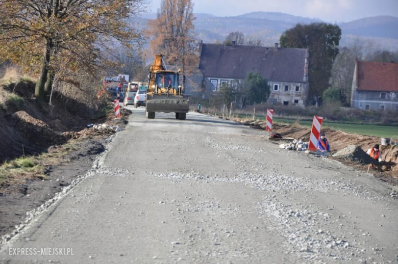 Na 18 listopada został wyznaczony nowy termin zakończenia remontu drogi z Przyłęku w stronę Ożar