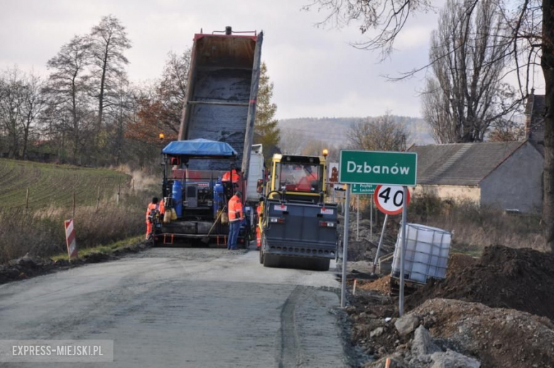 Na 18 listopada został wyznaczony nowy termin zakończenia remontu drogi z Przyłęku w stronę Ożar