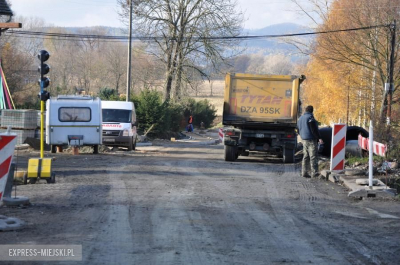 Na 18 listopada został wyznaczony nowy termin zakończenia remontu drogi z Przyłęku w stronę Ożar