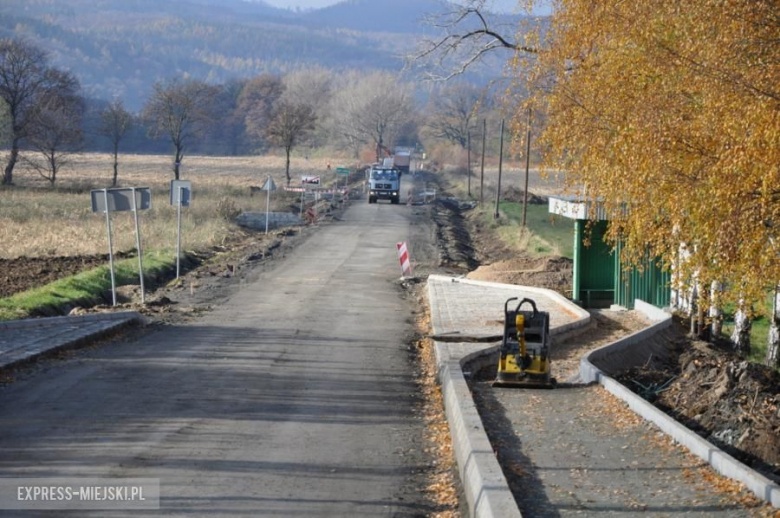 Na 18 listopada został wyznaczony nowy termin zakończenia remontu drogi z Przyłęku w stronę Ożar