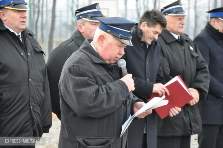 Oficjalne przekazanie nowego wozu strażakom-ochotnikom z Budzowa