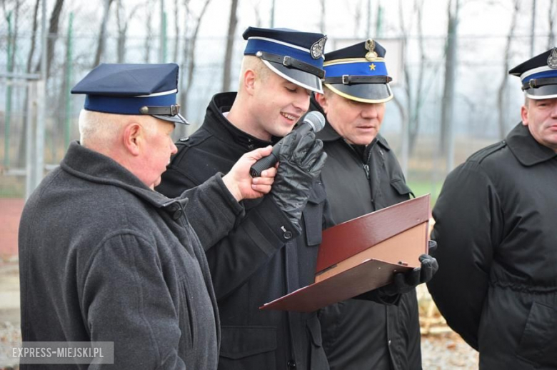 Oficjalne przekazanie nowego wozu strażakom-ochotnikom z Budzowa