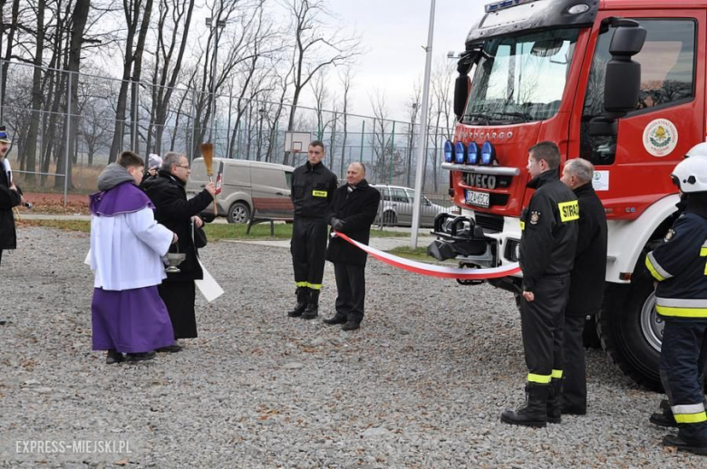 Oficjalne przekazanie nowego wozu strażakom-ochotnikom z Budzowa