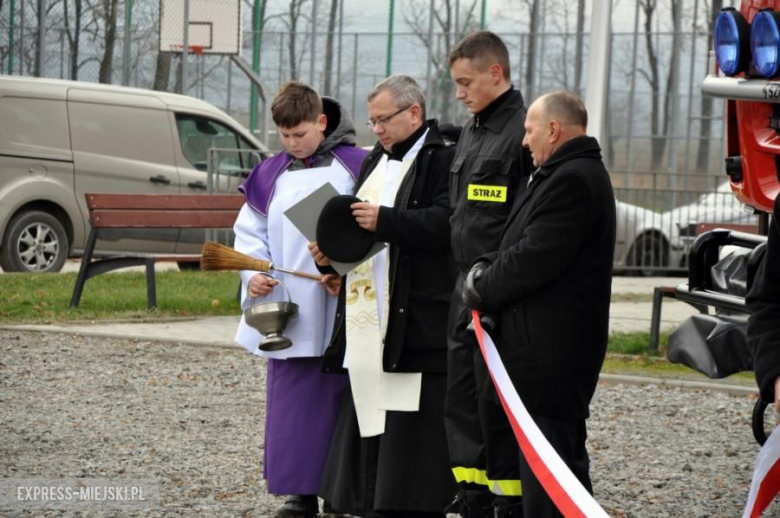 Oficjalne przekazanie nowego wozu strażakom-ochotnikom z Budzowa