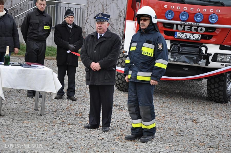 Oficjalne przekazanie nowego wozu strażakom-ochotnikom z Budzowa