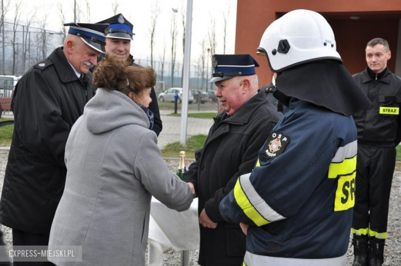 Oficjalne przekazanie nowego wozu strażakom-ochotnikom z Budzowa