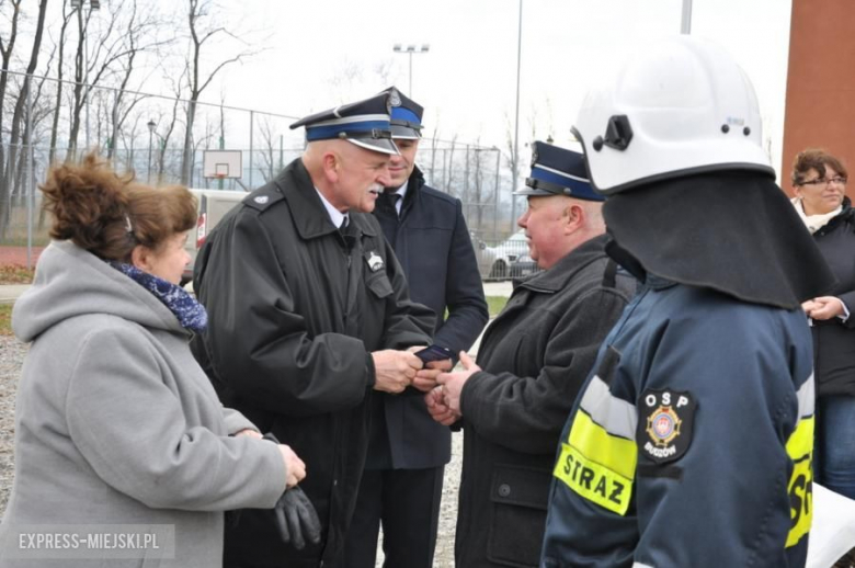 Oficjalne przekazanie nowego wozu strażakom-ochotnikom z Budzowa