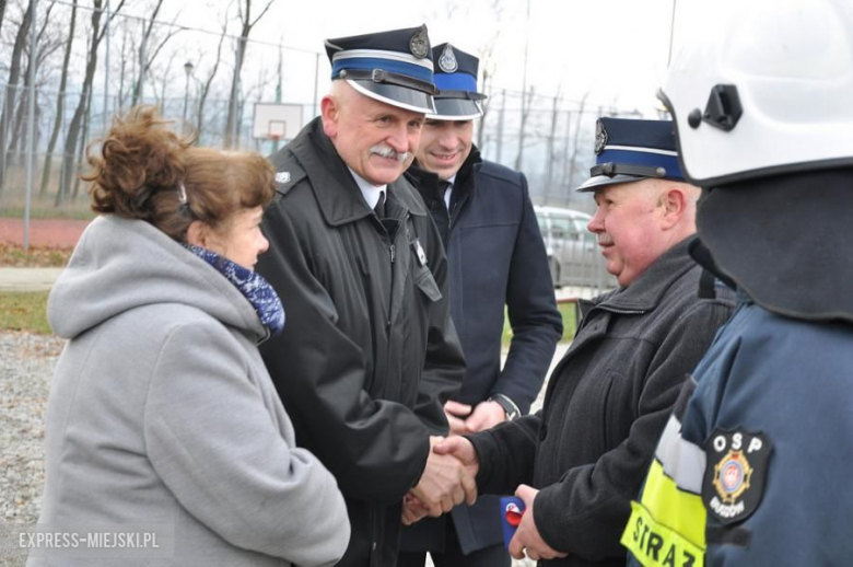 Oficjalne przekazanie nowego wozu strażakom-ochotnikom z Budzowa