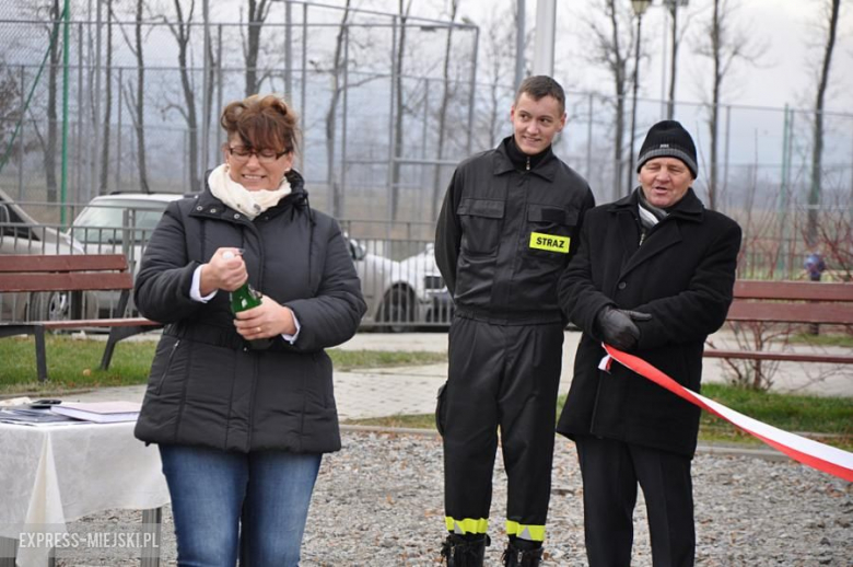 Oficjalne przekazanie nowego wozu strażakom-ochotnikom z Budzowa