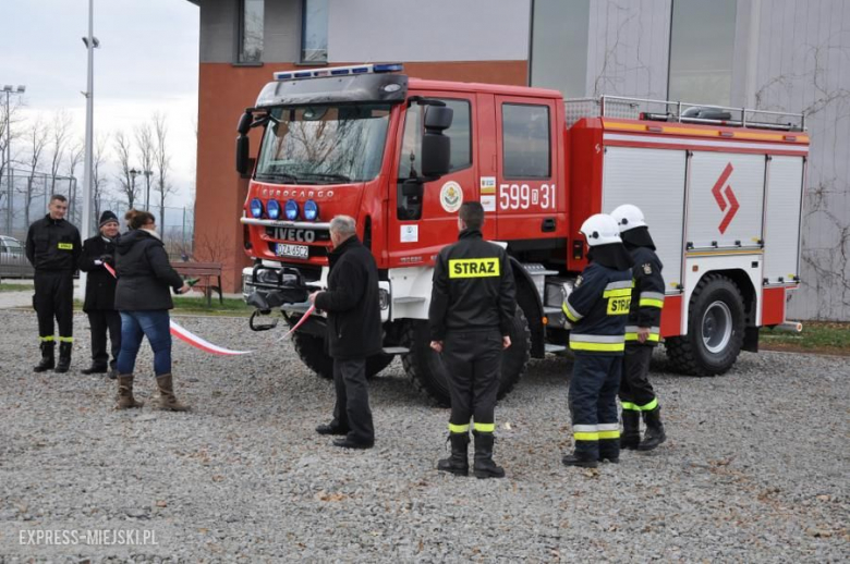 Oficjalne przekazanie nowego wozu strażakom-ochotnikom z Budzowa