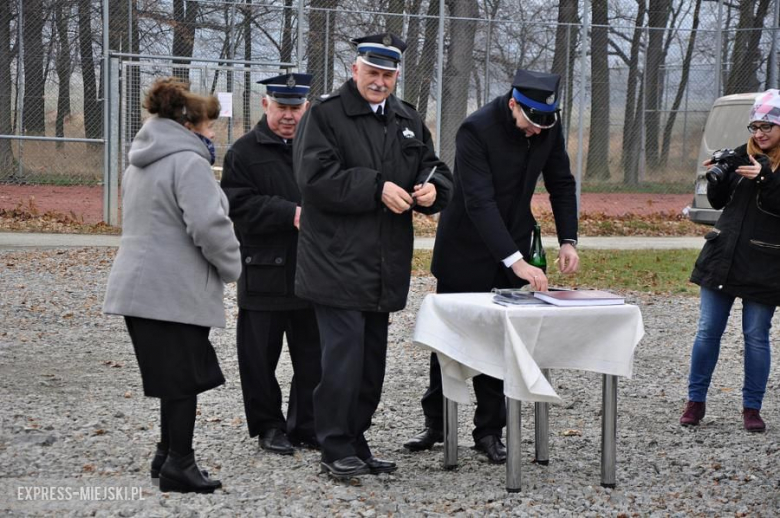 Oficjalne przekazanie nowego wozu strażakom-ochotnikom z Budzowa